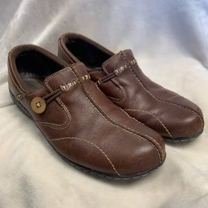 Clarks UN.LOOP brown slip-on shoe.